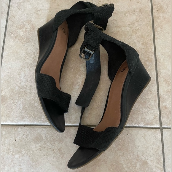 UGG Women's black wedge sandals size 8 - Picture 2 of 4